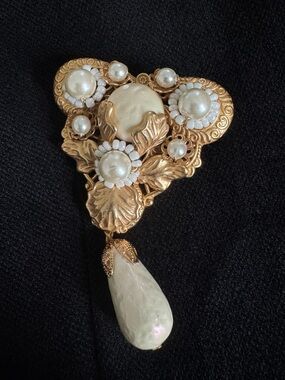 Signed Vintage Miriam Haskell Baroque Pearl & Filigree Goldtone Brooch